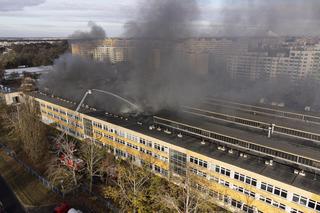 Paliła się hala produkcyjna, kłęby czarnego dymu nad miastem