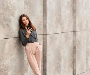 Nietypowe zestawy, które będą hitem tego sezonu. Sprawdź, czy masz je w swojej szafie