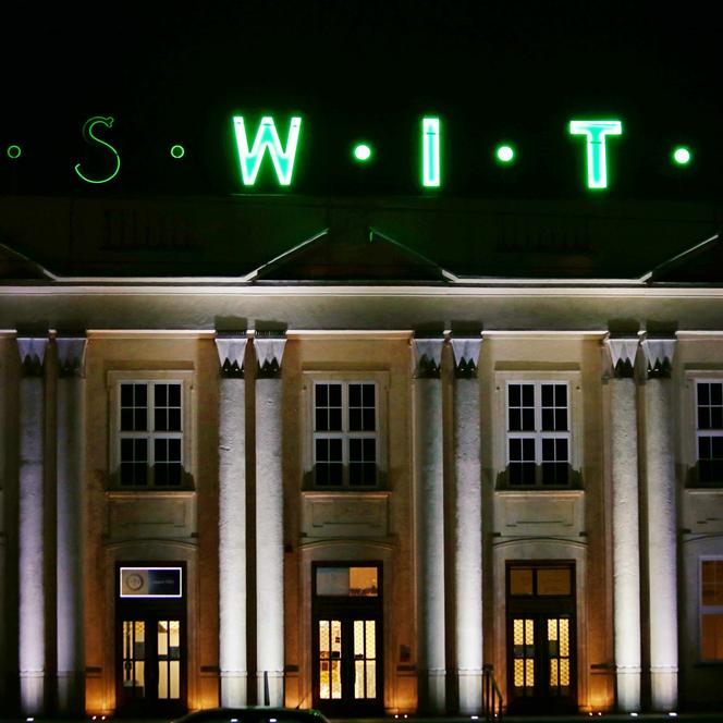 Nowohuckie neony nocą! Niesamowity klimat historycznej dzielnicy Krakowa