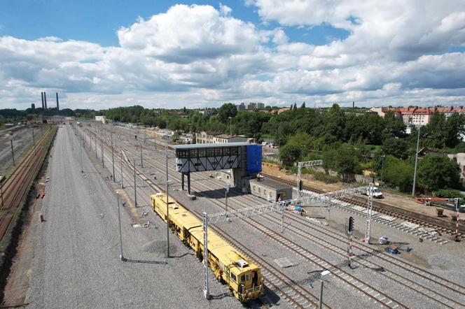 Trwa kapitalny remont historycznej nastawni bramowej w Bytomiu. Już wyłania się kawałek piękna