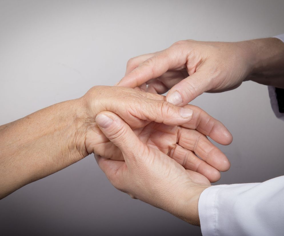 Reumatolog zajmuje się stanami zwyrodnieniowymi, zapalnymi i metabolicznymi stawów i kości.