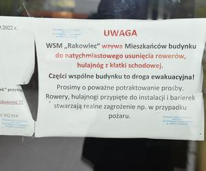 Warszawa. Mają usunąć z klatek wycieraczki, bo… stanowią zagrożenie pożarowe. „Niedługo każą wymontować nam drzwi, bo są z drewna!”