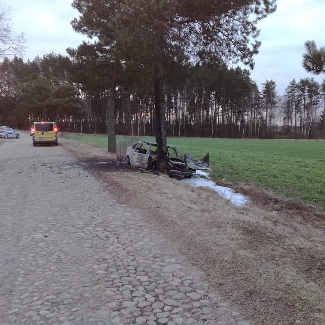 Naćpany kierowca BMW nie zatrzymał się do kontroli. 26-latek uciekł, auto spłonęło [ZDJĘCIA]