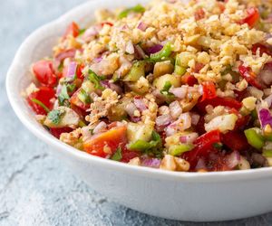 Turecka sałatka gavurdagi. Warzywny rarytas, który najlepiej smakuje jesienią