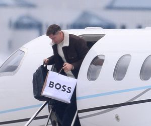 Robert Lewandowski ze szpanerką siatą wysiadł z samolotu