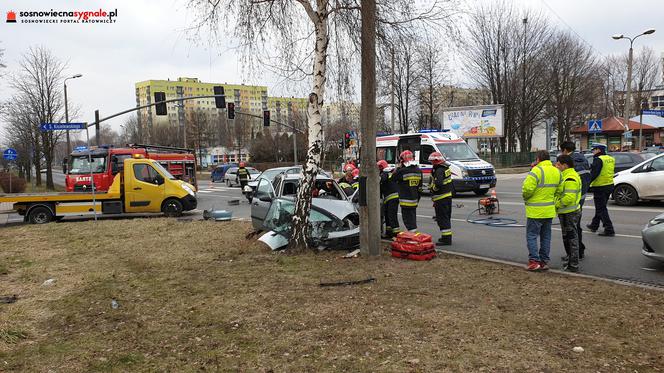 Groźny wypadek w Sosnowcu: Strażacy musieli wyciągać pasażera