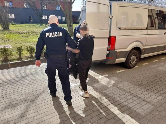 Policjanci zatrzymali dwóch braci z powiatu lęborskiego. Terroryzowali babcię