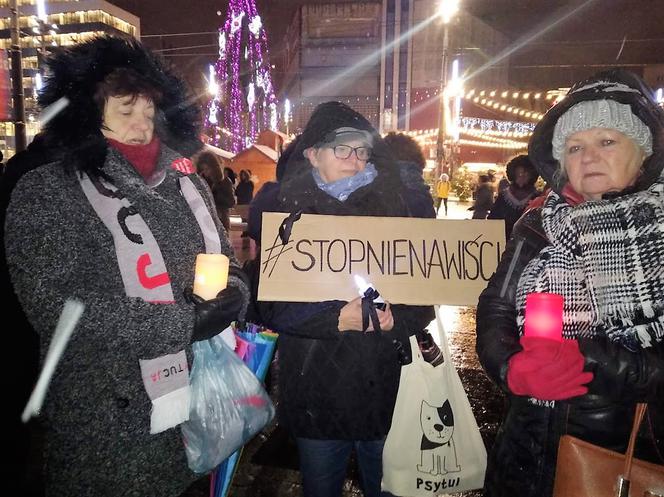 Katowiczanie solidarni z Gdańskiem. Milczący protest przeciwko przemocy przed Teatrem Śląskim [ZDJĘCIA, AUDIO]