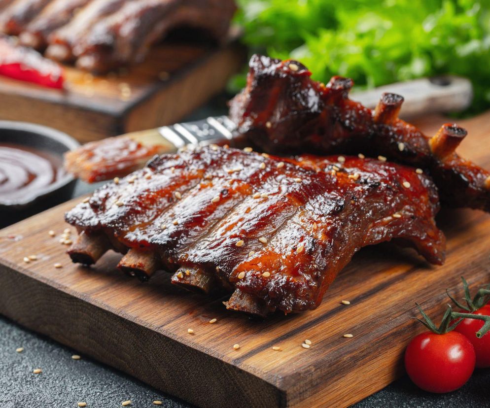Jak zrobić żeberka z grilla, żeby sąsiedzi zaglądali przez płot? Przepis na mięso, które znika w mgnieniu oka