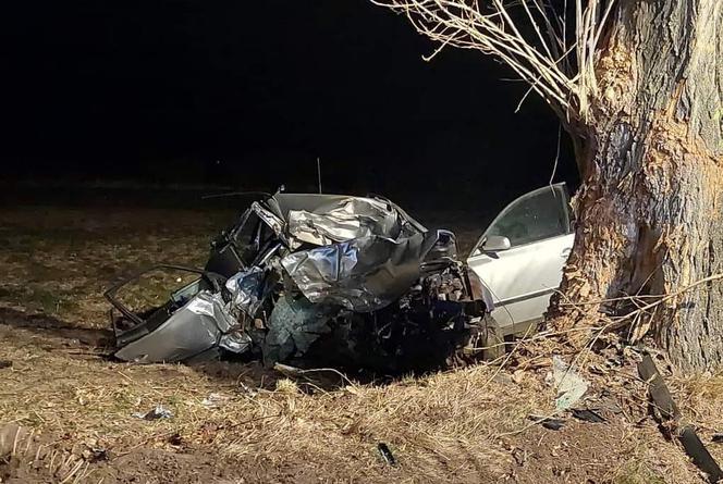 Mercedes uderzył w drzewo, aż wypadł silnik. Tragedia na drodze pod Lubinem