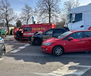 Ciężarówka zmiażdżyła cztery pojazdy. Sześć osób rannych, w tym dzieci. Lądował śmigłowiec LPR