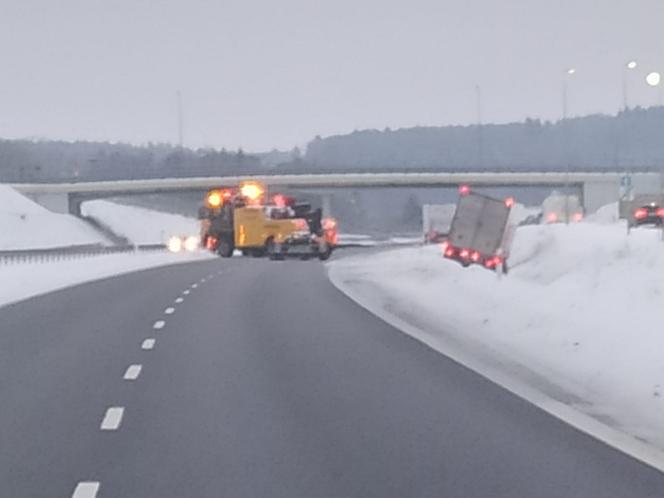 Piasek i sól NIE DAJĄ RADY. Uwaga, kierowcy! Ślisko na drogach Warmii i Mazur