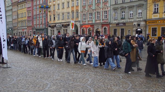 Polonez dla Fredry 2025 we Wrocławiu. Maturzyści zatańczyli na Rynku [ZDJĘCIA]