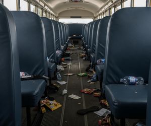 Szkolny autobus po wycieczce. Film obnaża gorzką prawdę o młodzieży.