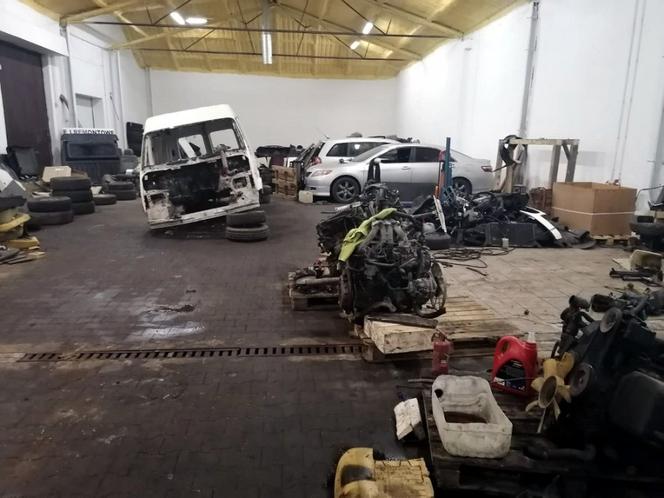 Toyota z Wejherowa w złodziejskiej dziupli na Wilanowie