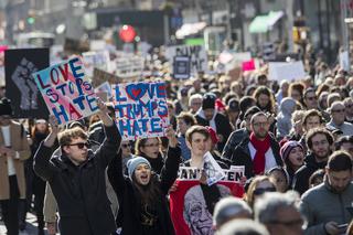 Gorąca linia dla samobójców rozgrzana do czerwoności w wyborczą noc. Trump ich przeraża