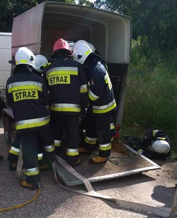 Straszliwy wypadek. Koń utknął w przyczepie, został uśpiony