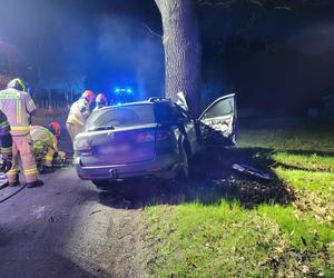 Rurzyca. Osobówka wypadła z drogi i zatrzymała się na drzewie. Nie żyje mężczyzna