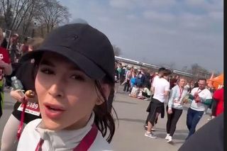 Roxie Węgiel  biega z Kevinem