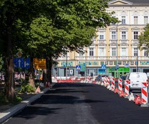 Plac Zwycięstwa na finiszu remontu. Na drogę położono warstwę asfaltu 