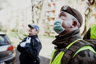 Terytorialsi pomagają policjantom w patrolowaniu miasta. Cel - walka z koronawirusem