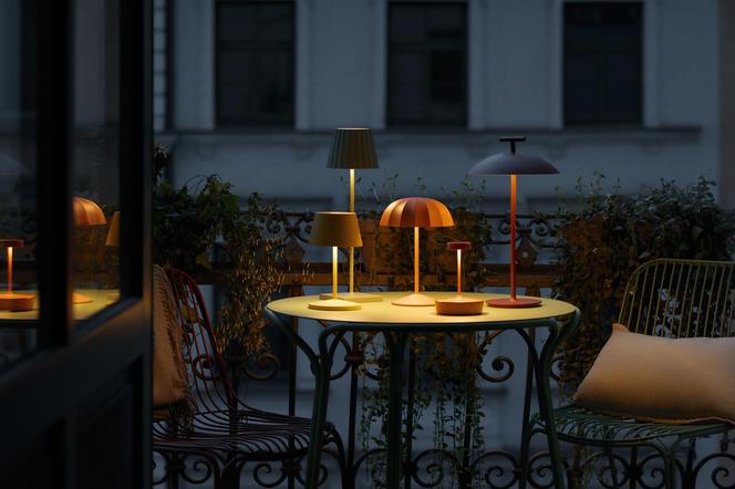 Jak oświetlić balkon w bloku? Lampy, kinkiety, a może światełka? MOC inspiracji!