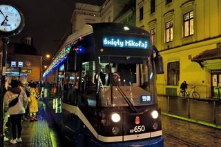 Świąteczny tramwaj na krakowskich torach. Spotkaliśmy w nim Świętego Mikołaja! Jak przebiegała podróż? 