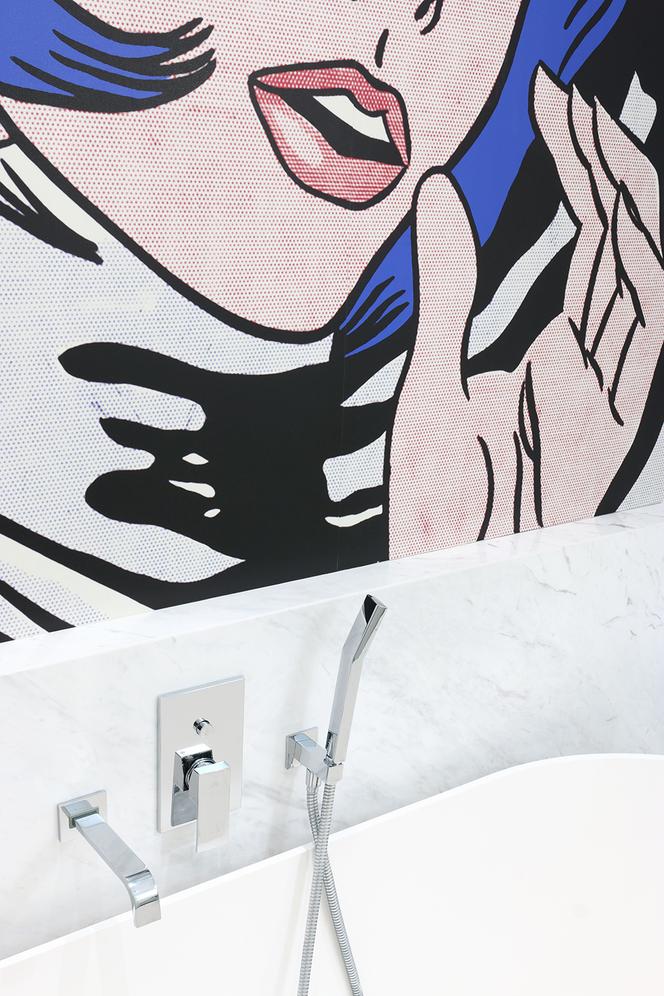 Biała łazienka z fototapetą w stylu pop-art