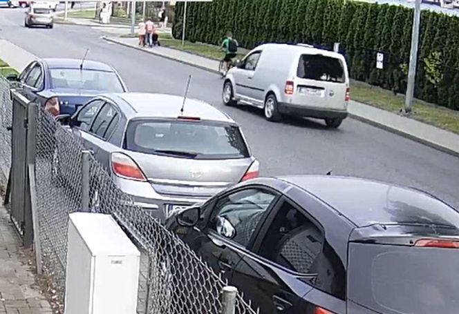 Wyprzedzając nastolatka na skrzyżowaniu, kobieta zajechała mu drogę