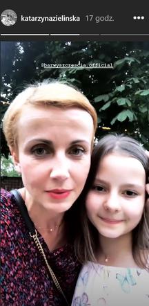 Barwy szczęścia. Bankiet z okazji 2000 odcinka. Ewunia (Gabriela Ziembicka), Marta (Katarzyna Zielińska)