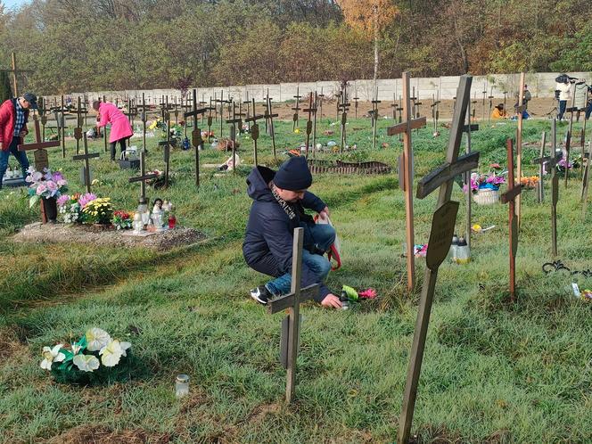 Odbyła się akcja „Światełko Pamięci”. Groby odwiedziło wiele osób