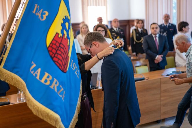 Zaprzysiężenie nowego prezydenta Zabrza. Kamil Żbikowski złożył ślubowanie i zwrócił się do mieszkańców