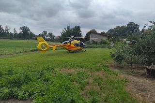 Dramat w Iłowie! Mechanik przygnieciony przez auto podczas naprawy 