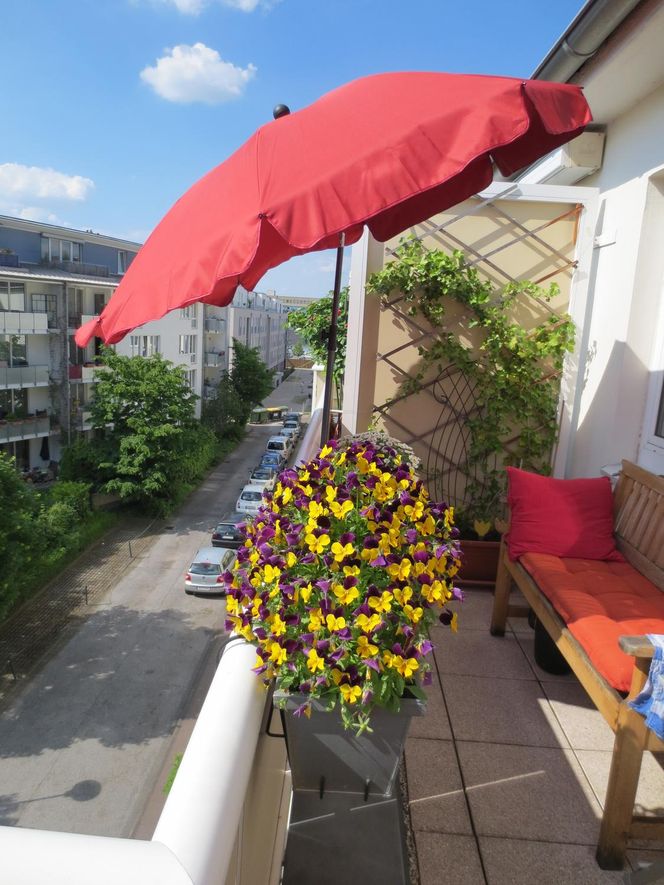 Parasol na balkonie