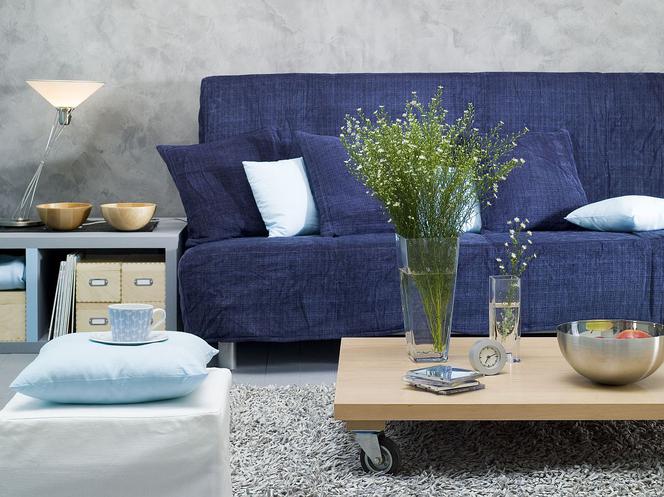 Granatowa sofa w salonie