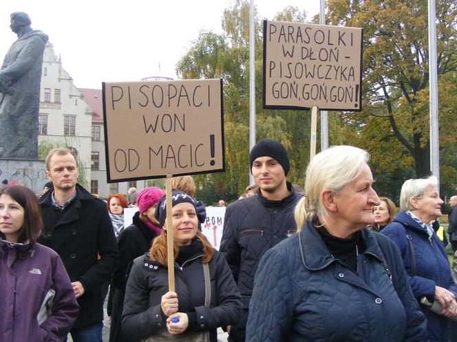 Czarny i biały protest w Poznaniu