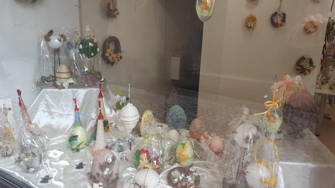 Wielkanocna sprzedaż ozdób świątecznych