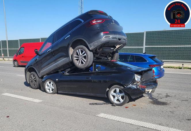  Gigantyczna kraksa pięciu samochodów na moście Południowym. Auto wjechało na dach drugiego!