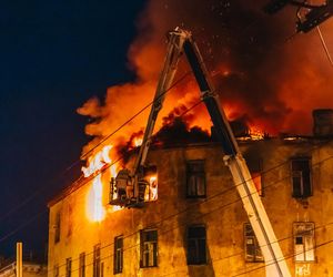 Pożar kamienicy. Z budynku ewakuowano mieszkańców, dwoje dzieci trafiło do szpitala