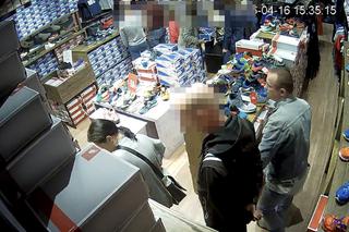 Pomóż policji złapać złodziei! Ukradli modne adidasy w Piasecznie!
