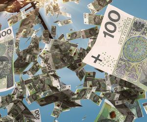 Kobieta zgubiła utarg ze sklepu. Kierowcy biegali za banknotami. Ale będę miała wspaniałe wakacje