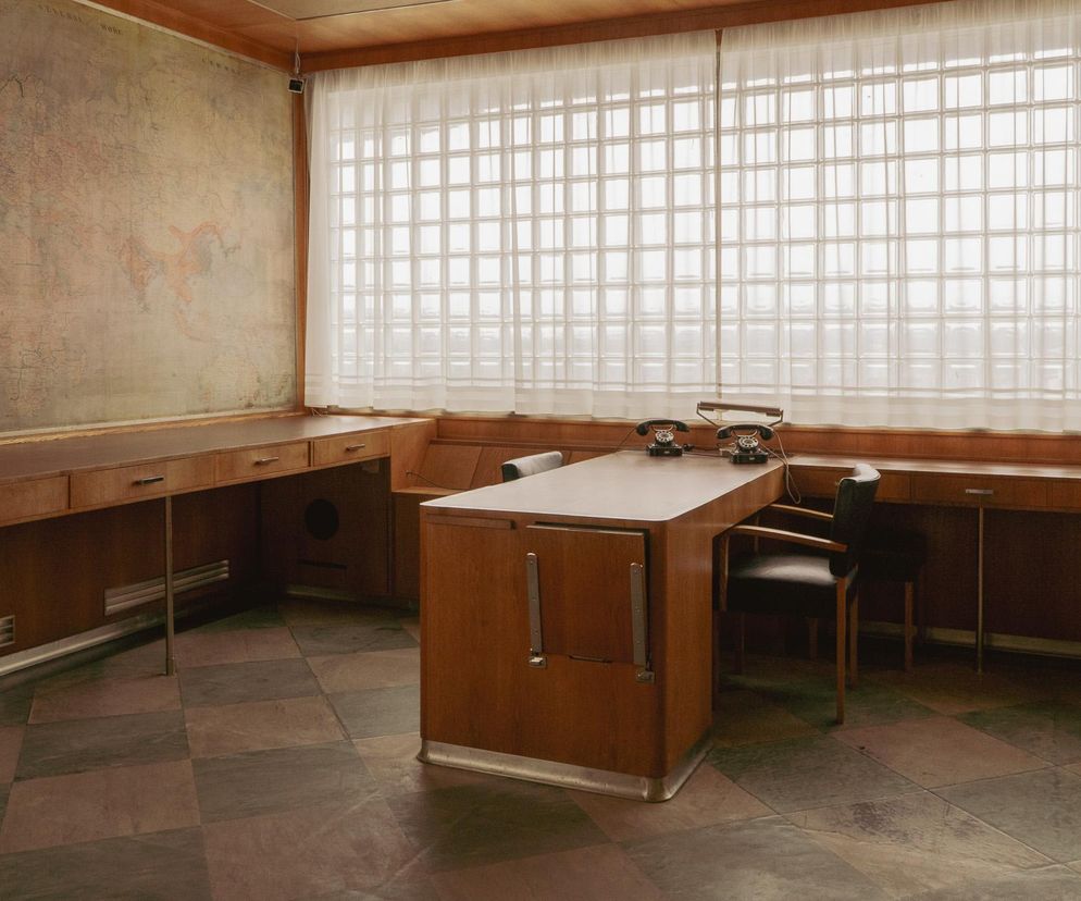 Wnętrze windy było klimatyzowane, z dostępem do umywalki; na ścianie do dziś wisi wielka mapa gęstości zaludnienia, a na podłodze - produkt firmowy, czyli zlinolit.