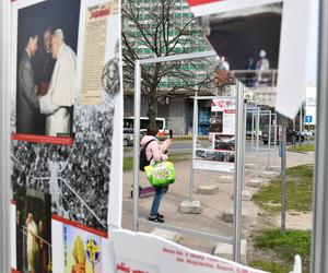 Zdewastowano wystawę papieską przy siedzibie Solidarności w Gdańsku. Sprawą zajmuje się policja