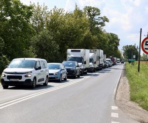 Kierowcy łamią przepisy, więc PKP chciało zamknąć rogatki w Ołtarzewie. Nie wyszło! 