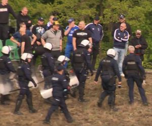 Pseudokibice pobili się na murawie. Poszarpali się o transparent! Interweniowała policja z tarczami