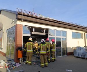 Konsekwencje po wypadku w Oborzyskach Starych. Starszy pan wjechał autem do marketu