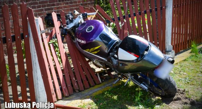 25-letni motocyklista potrącił policjanta, po czym sam rozbił się na płocie