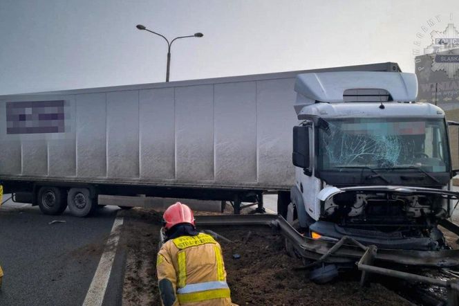 Poważne utrudnienia na DK86 w Sosnowcu. Samochód ciężarowy wjechał w bariery energochłonne