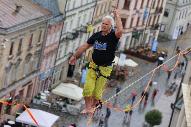   Urban Highline Festival 2023 w Lublinie. Slacklinerzy robią cuda na linach!