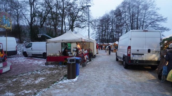 Ruszył jarmark bożonarodzeniowy nad jeziorem Ukiel w Olsztynie. Zobacz, jak wygląda! [ZDJĘCIA]